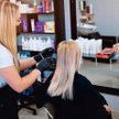Czasowe odcięcie od dochodów dotknęło m.in. salonów kosmetycznych i zakładów fryzjerskich