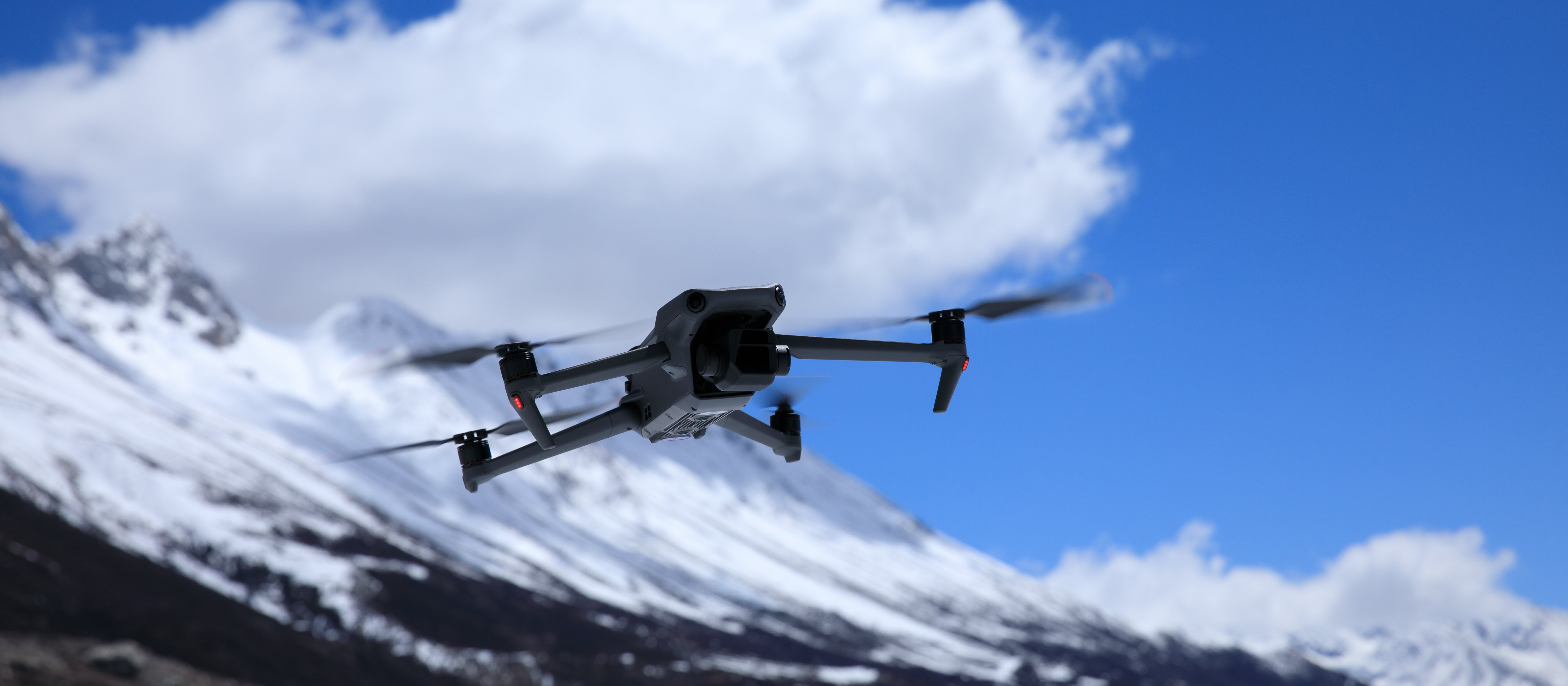 Zagadka czerwonej kropki na zdjęciu z drona. AI widzi to, co umyka ludzkiemu oku