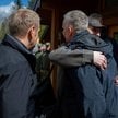 Donald Tusk i Tomasz Siemoniak witają Andrzeja Poczobuta na granicy