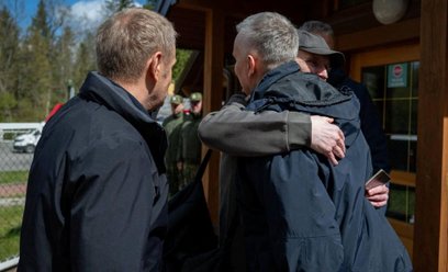 Donald Tusk i Tomasz Siemoniak witają Andrzeja Poczobuta na granicy