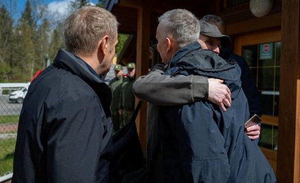 Donald Tusk i Tomasz Siemoniak witają Andrzeja Poczobuta na granicy