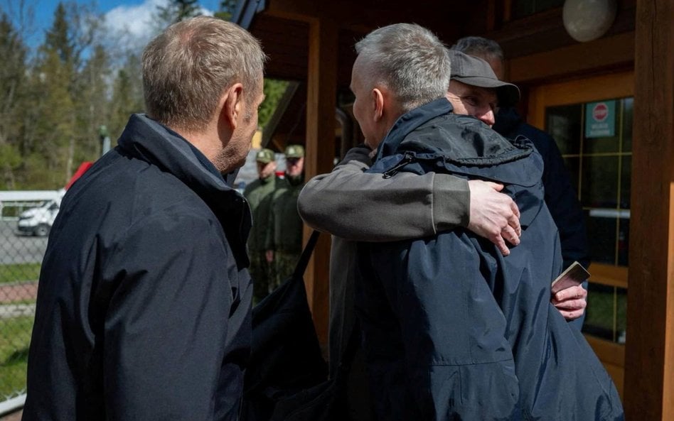 Donald Tusk i Tomasz Siemoniak witają Andrzeja Poczobuta na granicy