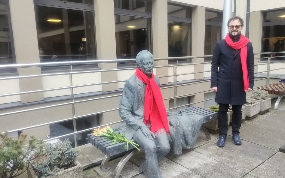 Rzeźba Janusza Olejniczaka i jej twórca Grzegorz Gwiazda