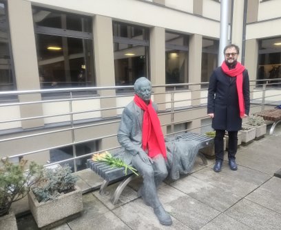 Rzeźba Janusza Olejniczaka i jej twórca Grzegorz Gwiazda