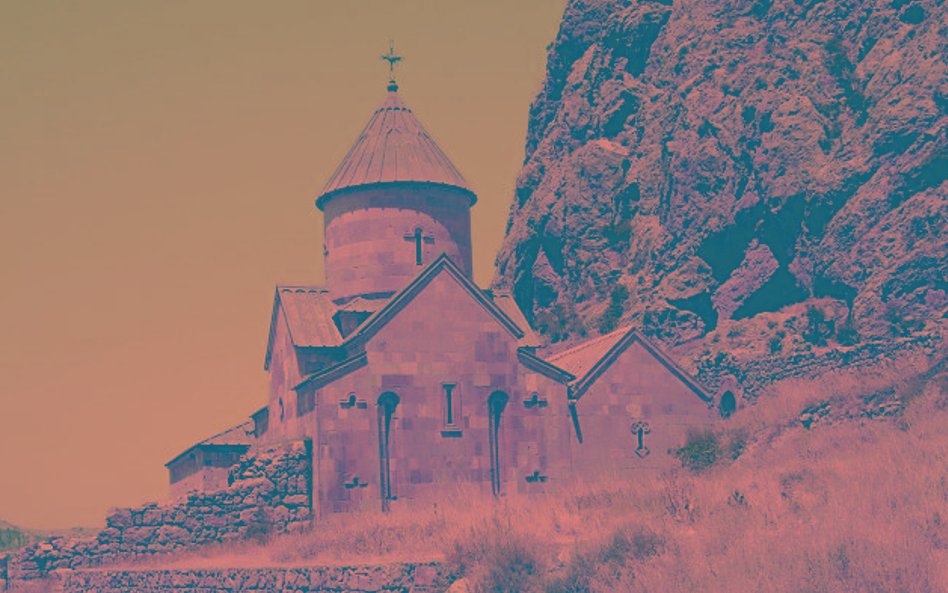 ?Klasztor w Geghard. Zespół budynków wzniesionych w IV w. przez ormiańskiego władcę-reformatora Grze