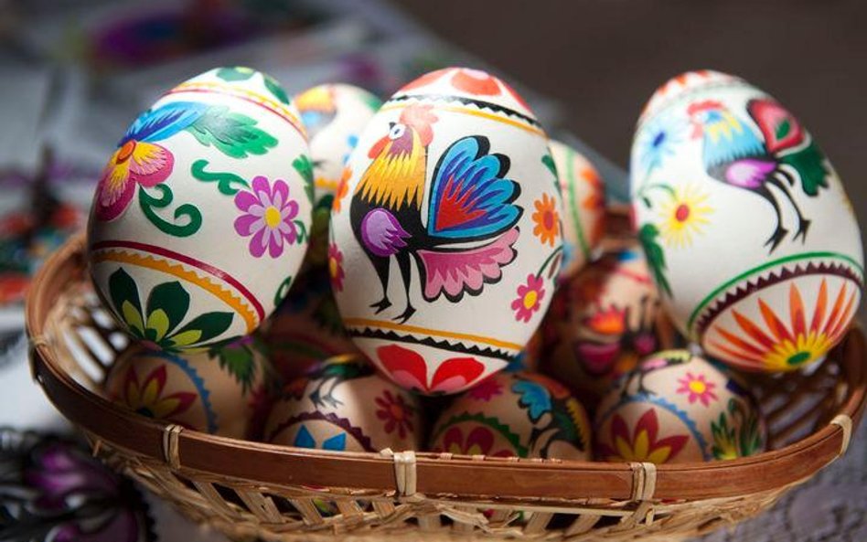 czestnicy nauczą się zdobienia jaj metodą batikową przy użyciu wosku oraz poznają tajniki tworzenia 