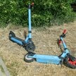 Hulajnogi elektryczne na trawniku