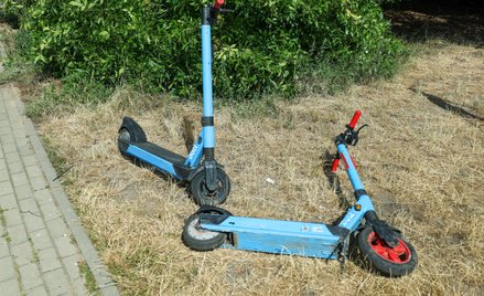 Hulajnogi elektryczne na trawniku