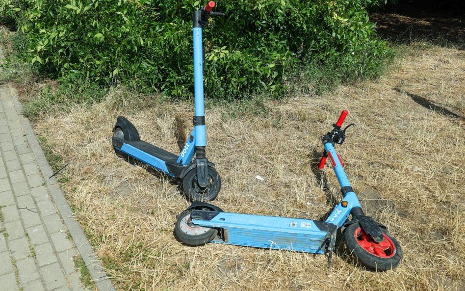 Hulajnogi elektryczne na trawniku