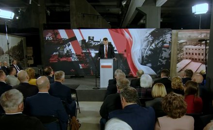 Mariusz Błaszczak podczas przemówienia otwierającego konwencję PiS poświęconą obronności w Stalowej 