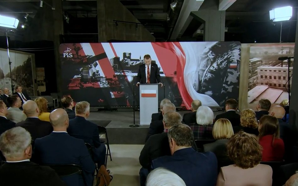 Mariusz Błaszczak podczas przemówienia otwierającego konwencję PiS poświęconą obronności w Stalowej 