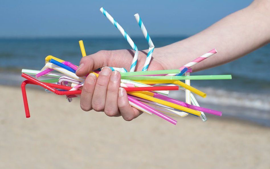 Słomki z apteki i zakaz mieszadełek. Anglicy kontra plastik
