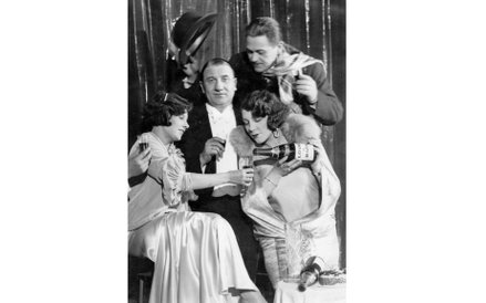 1930r. w Teatrze Morskie Oko. ?Widoczni aktorzy: Zula Pogorzelska (pierwsza z lewej), Janina Sokołow