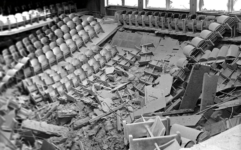 Aula Wyższej Szkoły Pedagogicznej w Opolu po wybuchu trotylu. W nocy z 5 na 6 października 1971 r. p