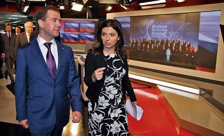 Szefowa Russia Today Margarita Simonyan oprowadza prezydenta Miedwiediewa po waszyngtońskiej siedzib