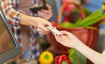 Przy płatności kartą brak podpisu nie pozbawi obniżenia VAT