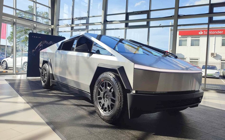 Tesla Cybertruck w salonie marki w Ząbkach