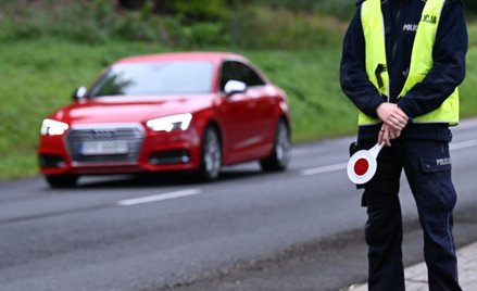 Kierowca, który na drodze jednojezdniowej, dwukierunkowej poza terenem zabudowanym, przekroczy dozwo