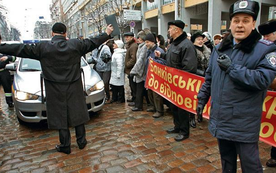 Paradoksalnie na Ukrainie kryzys najbardziej dotknął oszczędzających. Banki nie chcą wypłacić im ich