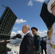 26 lipca paradę w Petersburgu obserwują Władimir Putin, minister obrony Siergiej Szojgu i (z prawej)