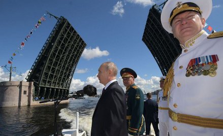 26 lipca paradę w Petersburgu obserwują Władimir Putin, minister obrony Siergiej Szojgu i (z prawej)