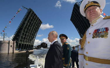 26 lipca paradę w Petersburgu obserwują Władimir Putin, minister obrony Siergiej Szojgu i (z prawej)