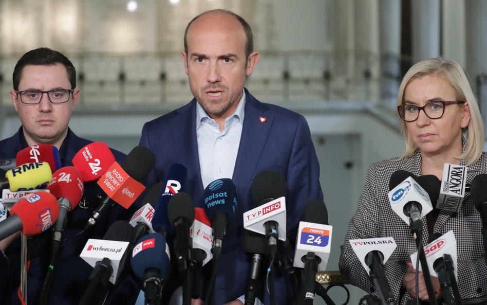 Paulina Hening-Kloska wraz z rzecznikiem PSL Miłoszem Motyką oraz Borysem Budką podczas konferencji 
