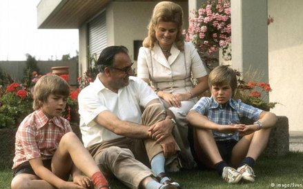 Pozorna idylla. Przede wszystkim na zdjęciach z wakacji Helmut Kohl starał się prezentować jako głow