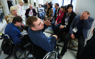 Protestujący w Sejmie opiekunowie osób niepełnosprawnych i ich niepełnosprawne dzieci