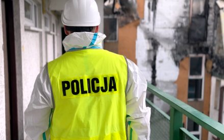 Ściany są zniszczone i pokryte sadzą