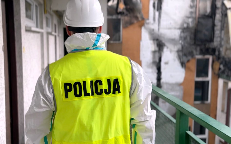 Ściany są zniszczone i pokryte sadzą