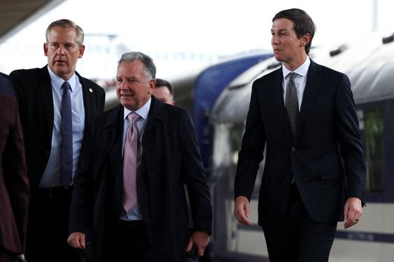 Specjalny wysłannik prezydenta USA Steve Witkoff i zięć Donalda Trumpa Jared Kushner na dworcu kolej