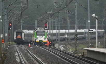 Działania służb przy zniszczonym fragmencie torowiska na trasie Dęblin-Warszawa przy stacji kolejowe