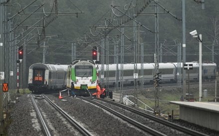 Działania służb przy zniszczonym fragmencie torowiska na trasie Dęblin-Warszawa przy stacji kolejowe