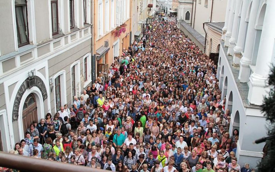 Wilno, pod Ostrą Bramą. Polacy modlą się o zmianę niekorzystnej dla mniejszości ustawy oświatowej