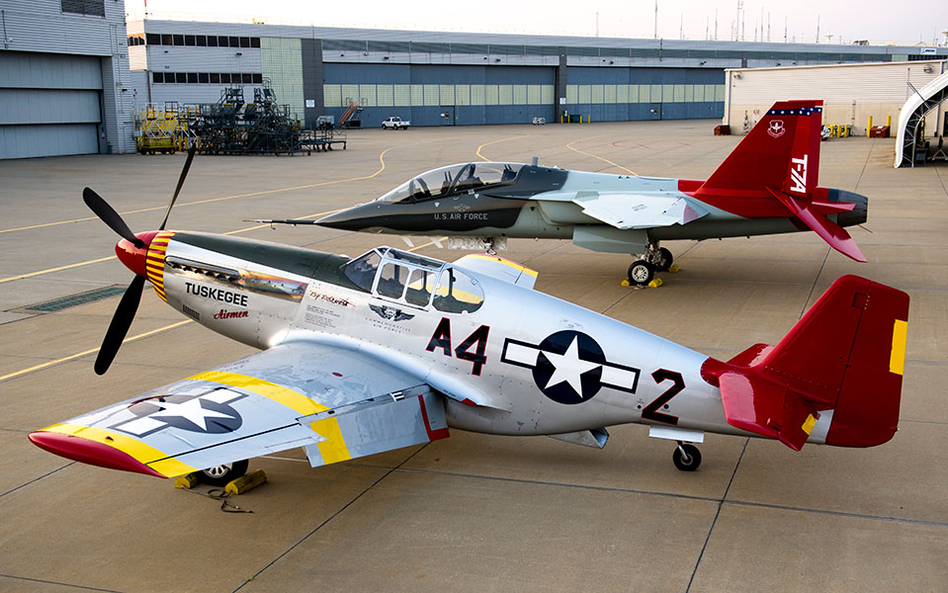 P-51C Mustang w barwach 332. Grupy Myśliwskiej „Tuskegee Airmen”. Na drugim planie Boeing T-7A z pom