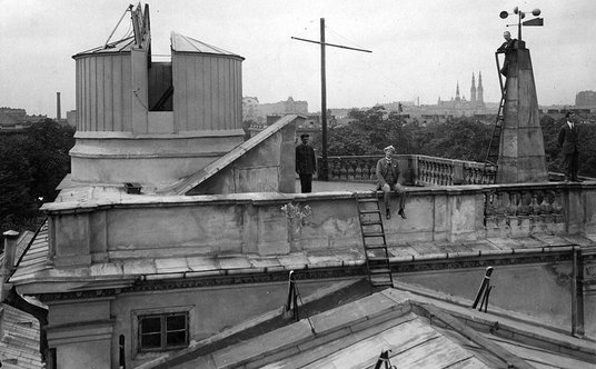 Dyrektor Obserwatorium Astronomicznego Uniwersytetu Warszawskiego prof. Michał Kamieński (w jasnym k