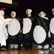 Dwa kurczaki i czterech autentycznych noblistów (od lewej Bob Laughlin, Craig Mello, Roy Glauber i D