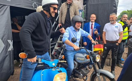 Ulrich Siegmund (z lewej), kandydat AfD na premiera Saksonii-Anhalt, i jego Simson Schwalbe. Quedlin