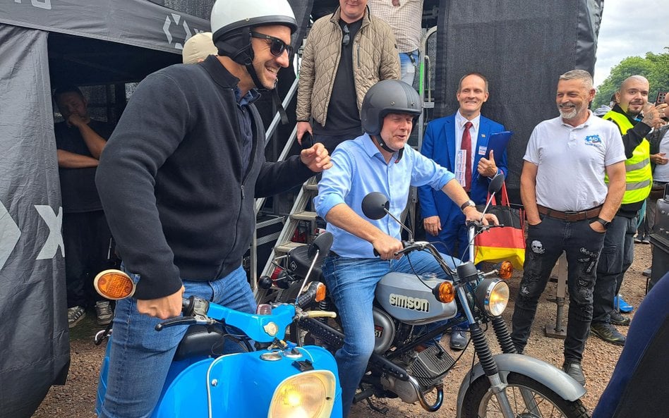 Ulrich Siegmund (z lewej), kandydat AfD na premiera Saksonii-Anhalt, i jego Simson Schwalbe. Quedlin