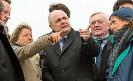 Natacha Bouchart (z lewej) i minister spraw wewnętrznych Bruno Le Roux na terenie dawnej "Dżungli"