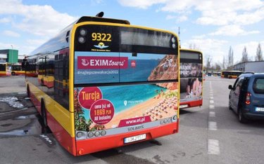 Biuro podróży reklamowało się w tym roku między innymi na pojazdach komunikacji miejskiej w Warszawi