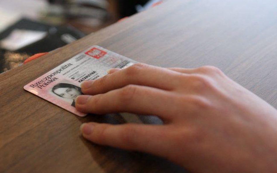 Kasjerka ma prawo poprosić o dowód tożsamości, gdy podpis na karcie jest nieczytelny