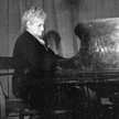 76-letnia Zofia Rabcewicz gra koncert w Dworku Chopina podczas pierwszego Międzynarodowego Festiwalu