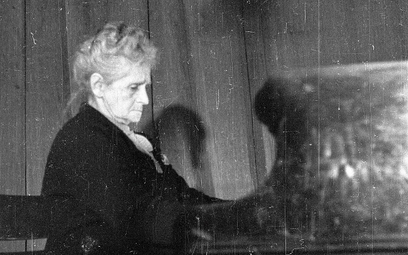 76-letnia Zofia Rabcewicz gra koncert w Dworku Chopina podczas pierwszego Międzynarodowego Festiwalu