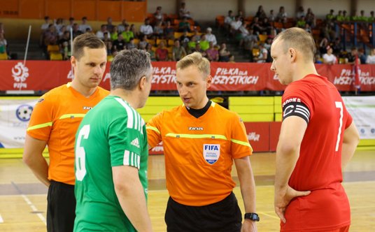 Kapitanowie reprezentacji Węgier i Polski przed finałowym meczem oraz sędziowie Paweł Gwiazda i Pawe