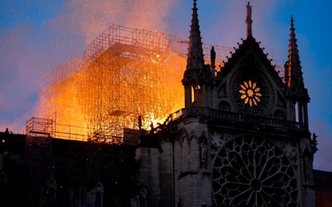Strażacy walczyli przez osiem godzin o uratowanie, ile się da z Notre Dame. – Zniszczenia są kolosal