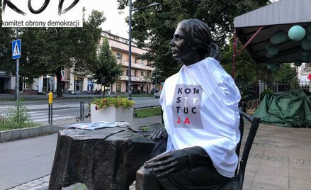Sondaż: Czy należy ścigać za wieszanie koszulek na pomnikach