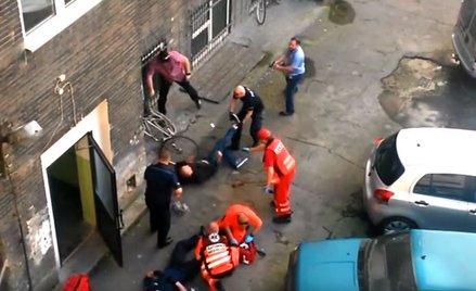Interwencja policji. Mop, rower i pałki