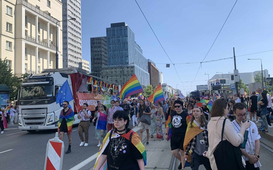 Długi korowód uczestników Parady Równości podążający za jedną z platform
